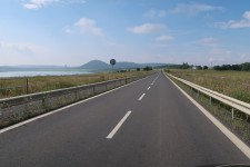 sek silnice s paraleln vedouc cyklostezkou v severn sti