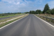 sek silnice s paraleln vedouc cyklostezkou v severn sti